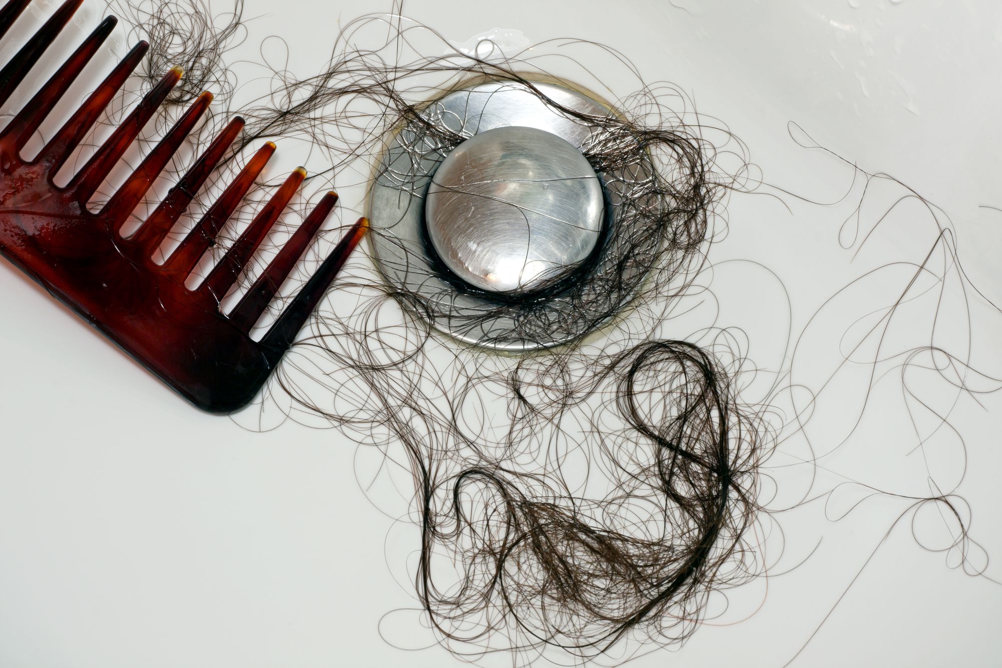 Выпадение волос при мытье. Волосы в сливе. Волосы в раковине. Волосы в ванной. Расческа для волос.