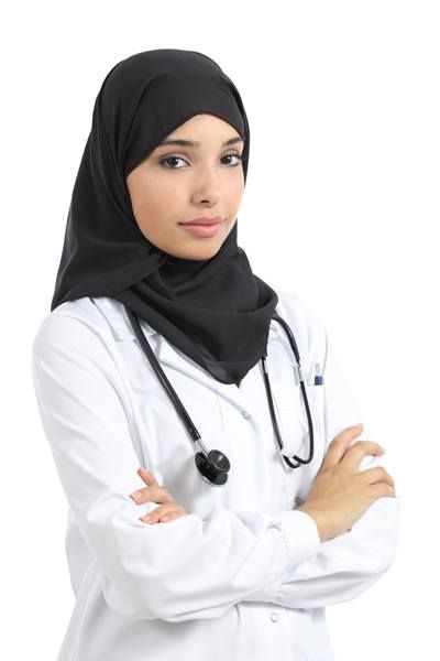 طبيبة تجميل سعودية