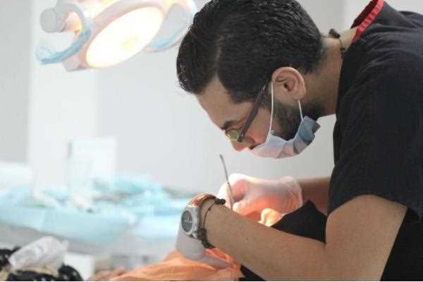 الدكتور أيمن فارس - افضل دكتور اسنان في مصر