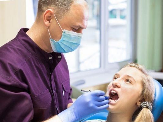 أسباب اصفرار الاسنان عند الاطفال