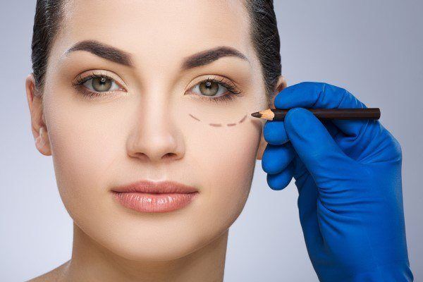 خطوات عملية علاج تجاعيد حول العينين الجراحية