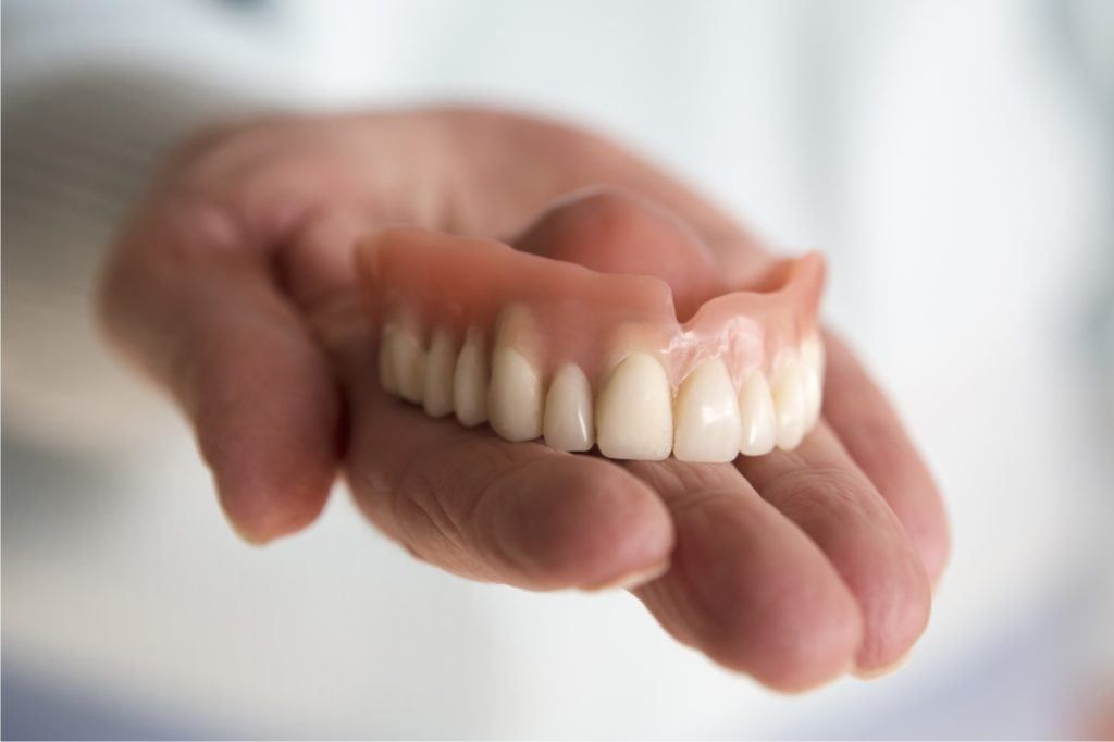 ما هي تركيبات الاسنان المتحركة؟