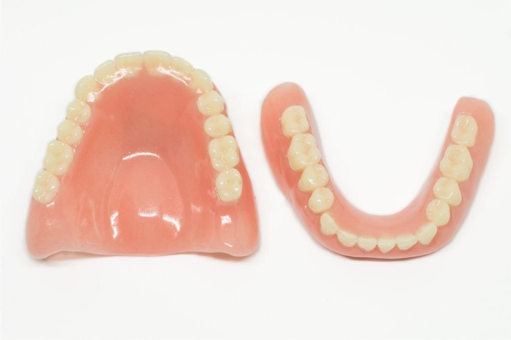ما هي مميزات طقم الأسنان المطاطي