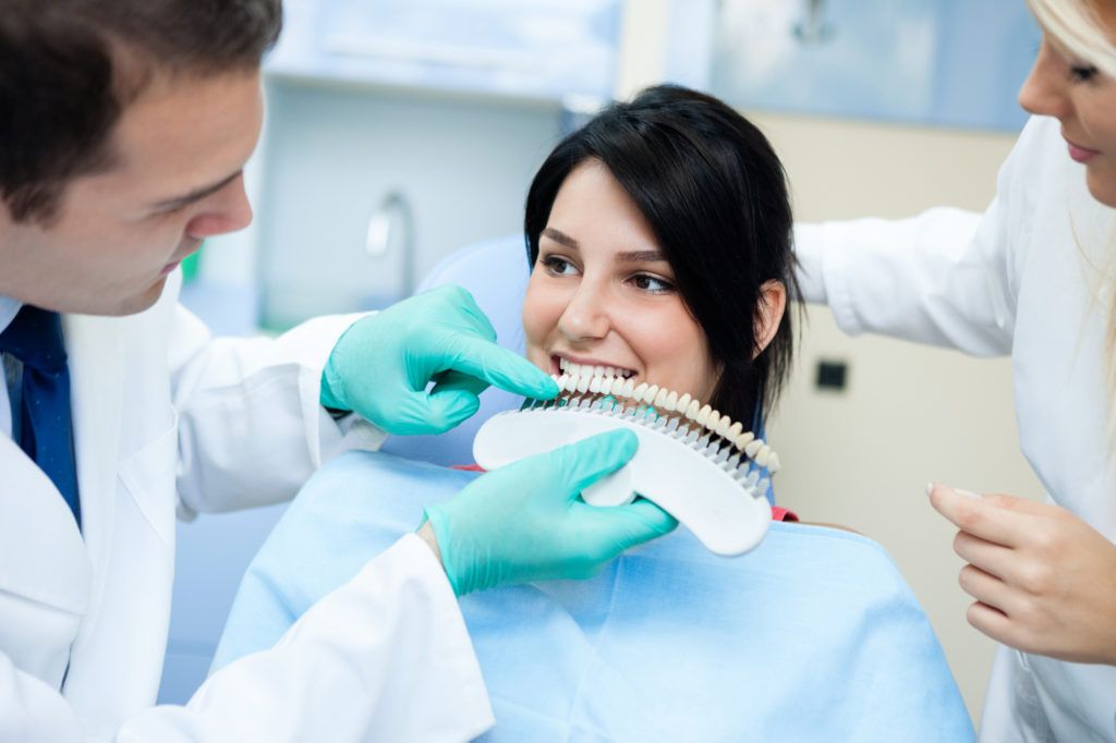 ما هي خطوات عملية تبييض الأسنان بالليزر؟