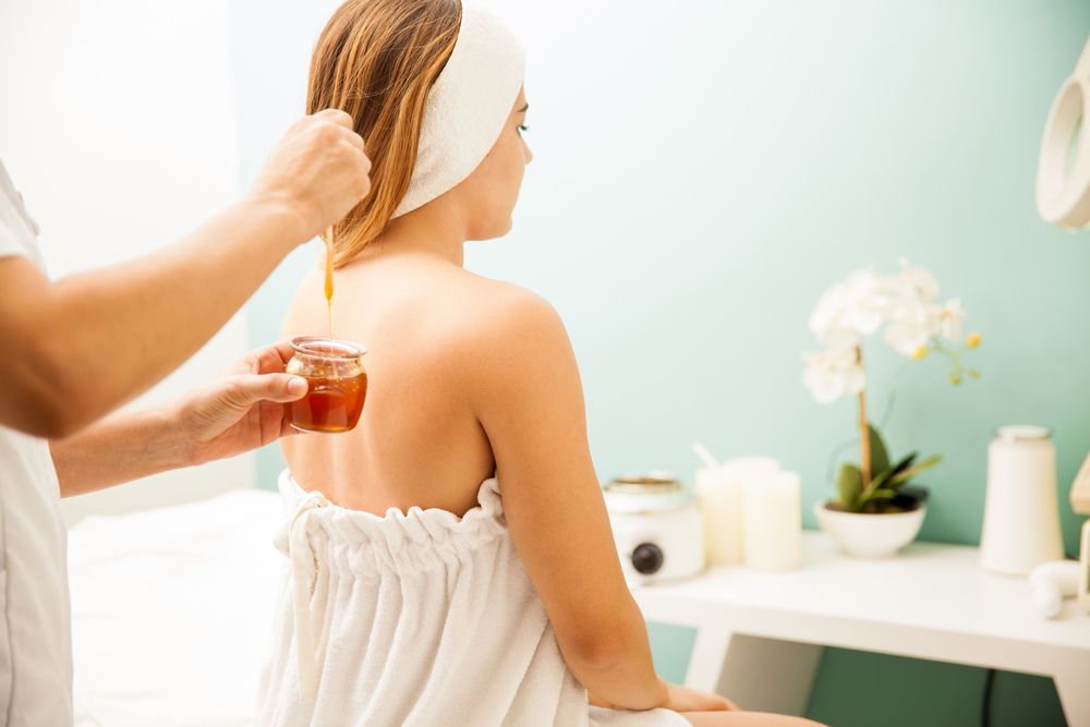 استخدام العسل والخل في تفتيح الشعر طبيعيا
