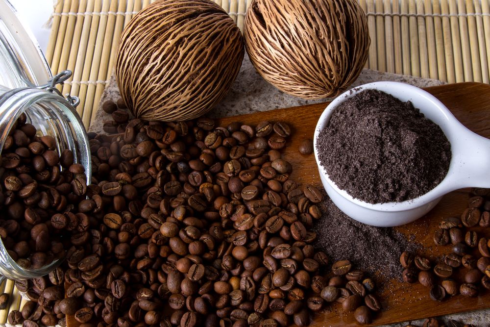 العامل الأساسي الذي يعزز من استخدامات القهوة للبشرة