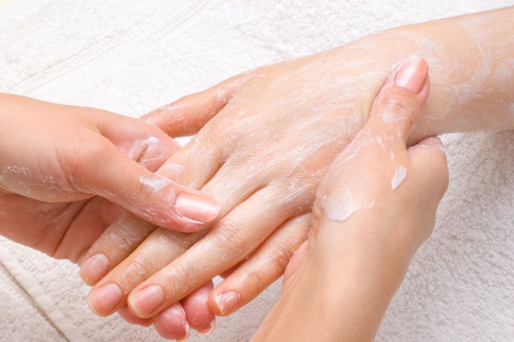 علاج تشقق الجلد حول الأظافر بالفازلين