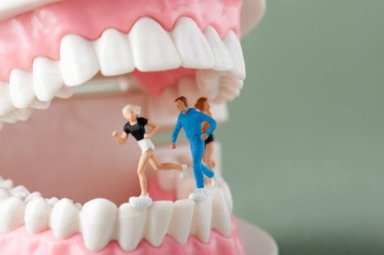 كيف يتم تثبيت تركيبات الأسنان المتحركة؟