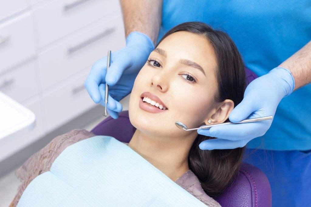 كيفية اختيار أفضل طبيب لإجراء الحشو الضوئي للأسنان 