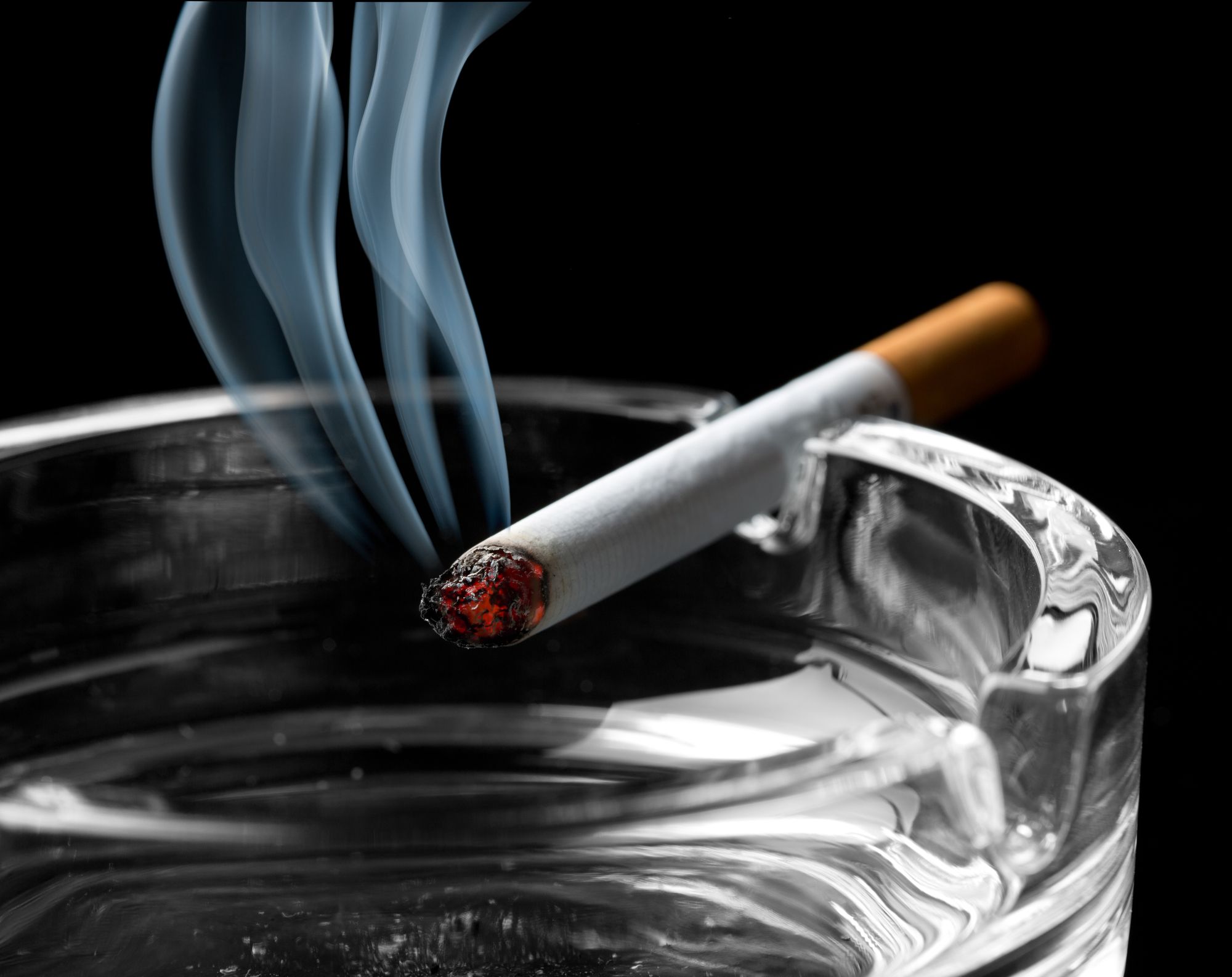 التدخين من مسببات تصبغ الجلد.jpg