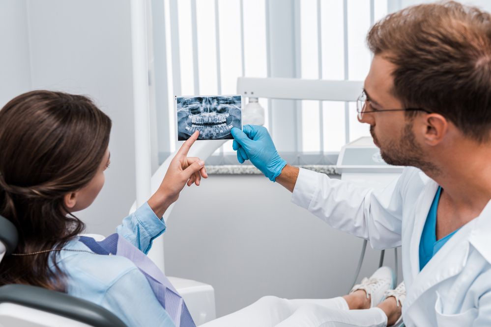 كيف يمكنك اختيار طبيب الأسنان الأفضل لعملية الحشو