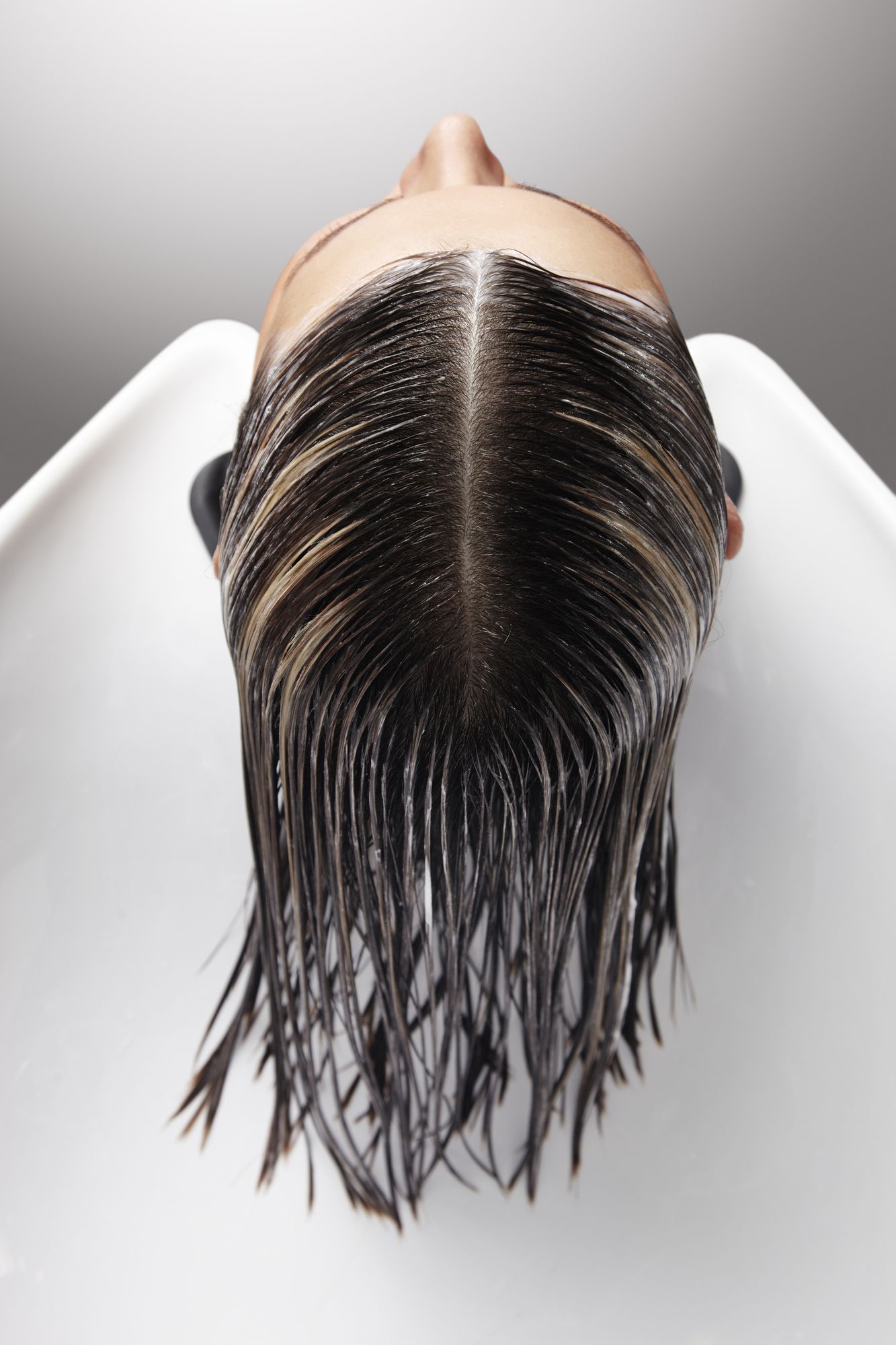 ⁨‎⁨استخدام زيت الخروع لزيادة نمو الشعر⁩⁩