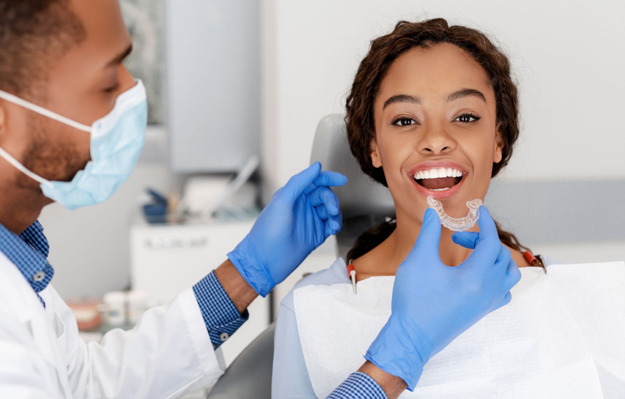 ‎⁨زيارات أقل لطبيب الأسنان من مميزات التقويم الشفاف المتحرك⁩