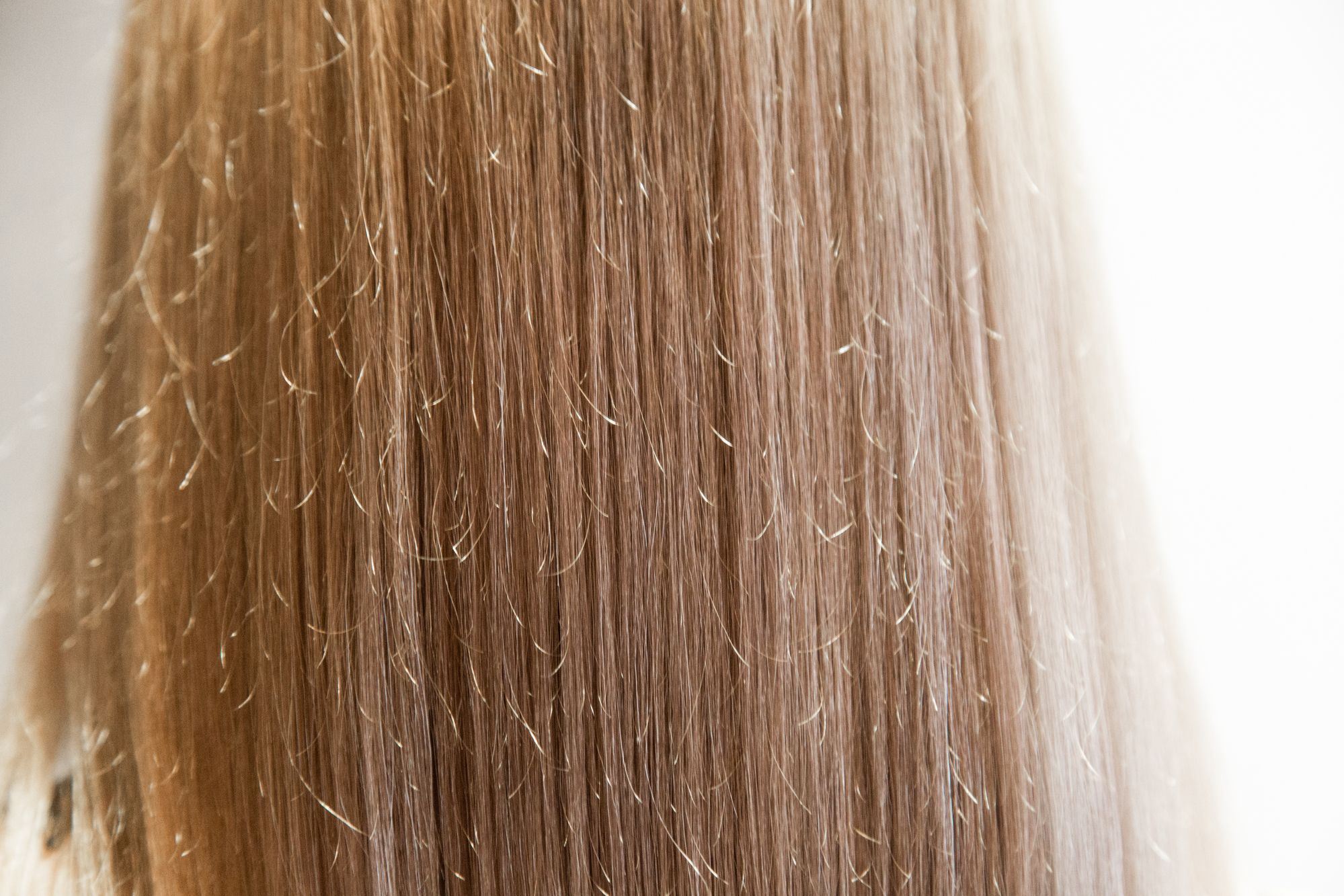 ⁨‎⁨يكرر استخدام زيت الجوجوبا في حالة الشعر التالف ⁩⁩