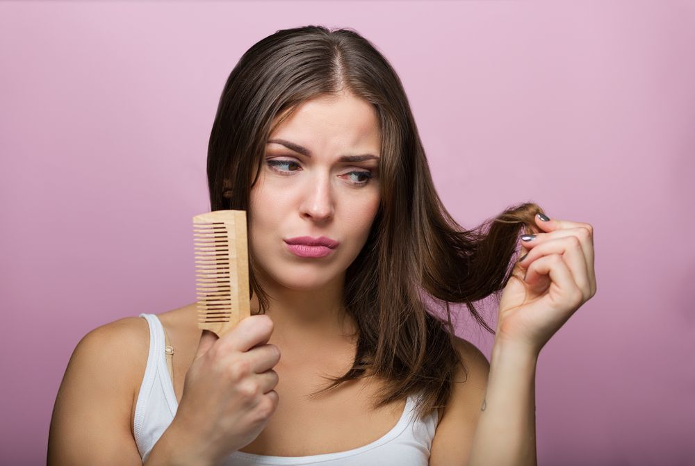 ⁨‎⁨تسبب مادة البارابين في جفاف وتساقط الشعر ⁩⁩
