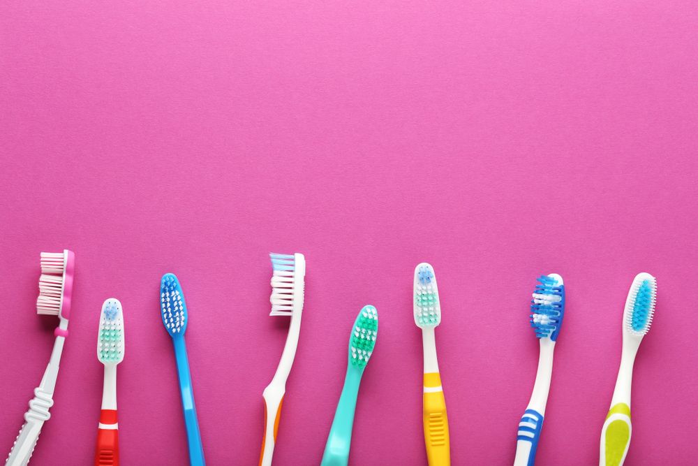 استخدام فرشاة أسنان ناعمة لعلاج نزول اللثة