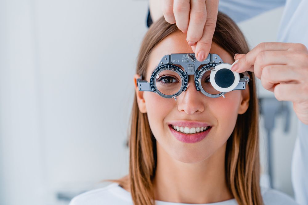 النظارات الطبية لعلاج انحراف العين