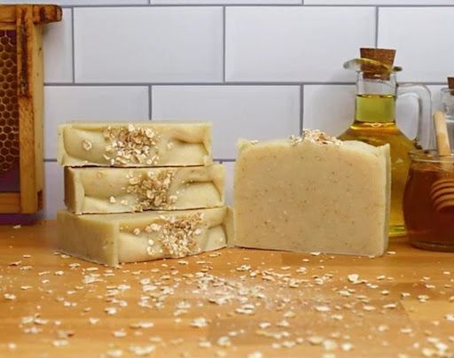 صابون الشوفان الغرواني وزبدة المانجو Colloidal Oatmeal & Mango Butter Soap من هايف آند هاني بي Hive & Honeybee
