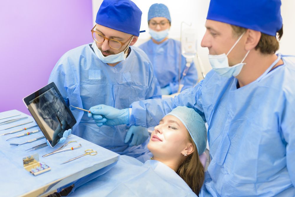 قائمة بأفضل أطباء ومراكز جراحة الأسنان والفكين في السعودية