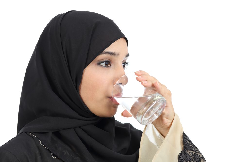 هل شرب الماء يوسع المعدة بعد التكميم؟