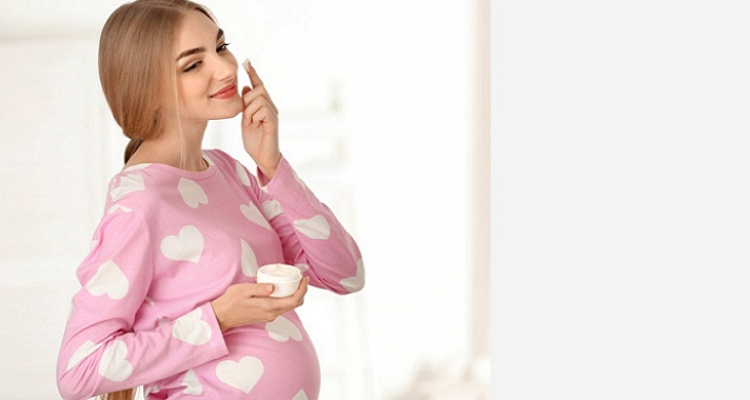 إليكِ 7 من أكثر منتجات التجميل أماناً لاستخدامها خلال فترة الحمل