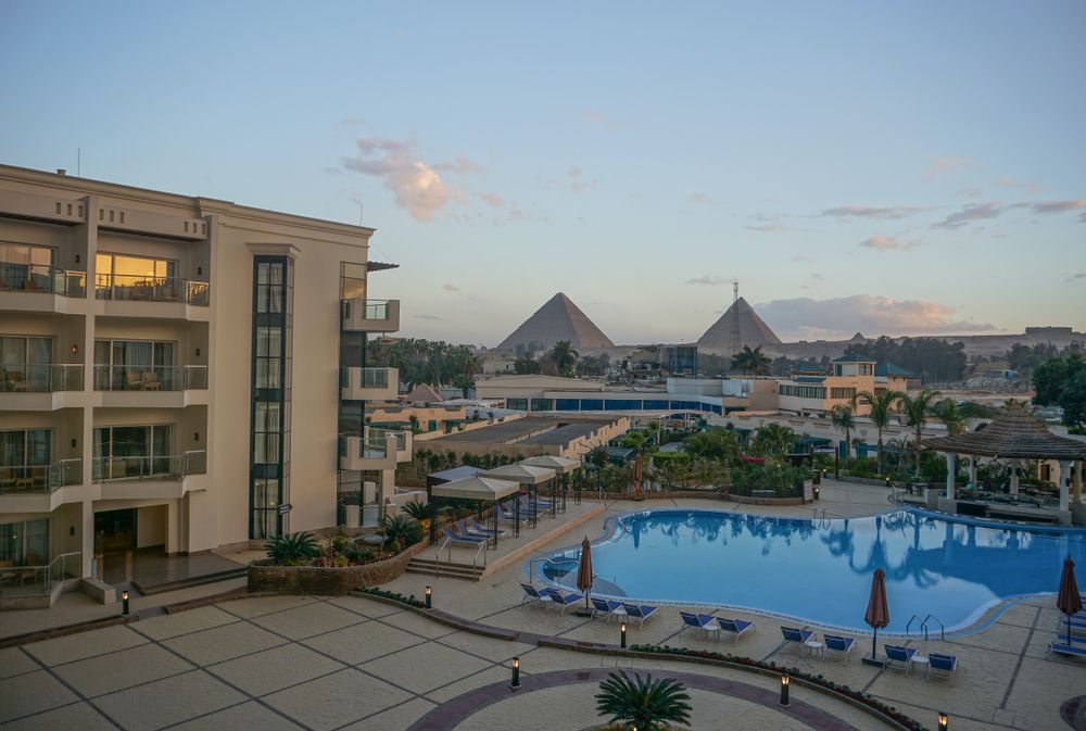 توجد في القاهرة عدة فنادق مشهورة