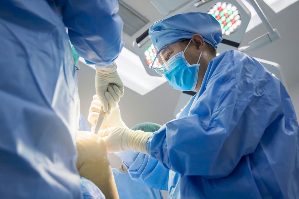 ⁨‎⁨يخضع المريض للتخدير الكلي قبل اجراء عملية تطويل القامة⁩⁩