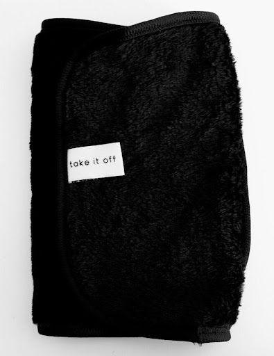 المنشفة السوداء لإزالة المكياج Black Makeup Removal Towel من تيك إت أوف Take It off